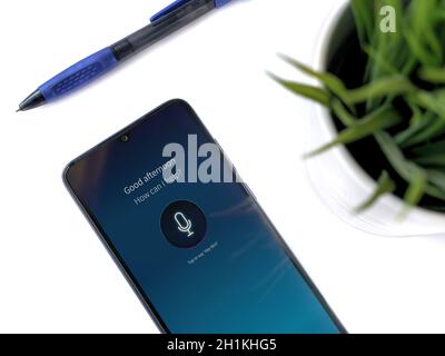 LOD, Israel - 8. Juli 2020: Moderner minimalistischer Büroarbeitsplatz mit schwarzem Smartphone mit Miri App Launch Screen mit Logo auf weißem Hintergrund. Stockfoto