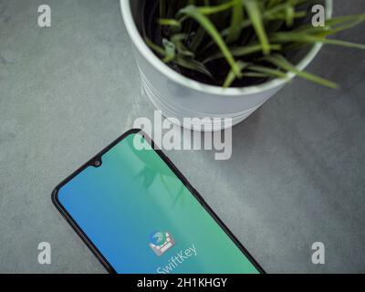 LOD, Israel - Juli 8, 2020: Moderne minimalistische Büro-Arbeitsplatz mit schwarzen Handy mit Microsoft SwiftKey Tastatur App Launch Screen mit lo Stockfoto