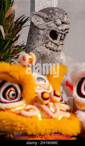 Alte Löwenstatue mit Löwentanz vor dem Tempel in Georgetown World Heritage. Stockfoto