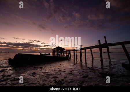 Dramatischer Himmel am Anlegesteg der Fischertaube in Jelutong, Penang. Stockfoto