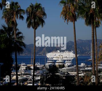 AJAXNETPHOTO. 2018. CANNES, FRANKREICH. - COTE D'AZUR RESORT - BLICK NACH WESTEN ÜBER DIE BUCHT VON CANNES MIT SUPERYACHTEN UND MOTORCRUISERN, DIE IM HAFEN PIERRE CANTO MARINA (IM VORDERGRUND), EINEM KREUZFAHRTSCHIFF UND EINER LUXUSYACHT, DIE IN DER BUCHT VERANKERT IST, FESTGEMACHT SIND.FOTO:JONATHAN EASTLAND/AJAX REF:GX8 180310 730 Stockfoto