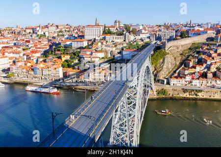 Porto Portugal mit Brücke Ponte Dom Luis i Douro Fluss Stadt reisen Stockfoto