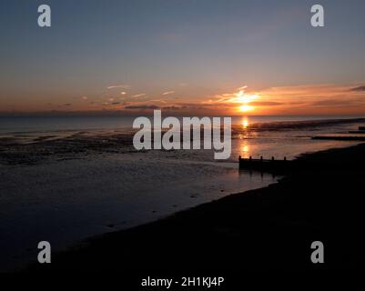 AJAXNETPHOTO. NOVEMBER 2012. WORTHING, ENGLAND. NÖRDLICHE HEMISPHÄRE. HERBSTUNTERGANG. FOTO: JONATHAN EASTLAND/AJAX. REF:GR3 120912 115 Stockfoto