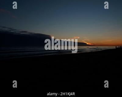 AJAXNETPHOTO. JANUAR 2020. WORTHING, ENGLAND. NÖRDLICHE HEMISPHÄRE. WINTER SONNENUNTERGANG MIT SICH NÄHERNDEN KÜSTE. FOTO: JONATHAN EASTLAND/AJAX. REF:GR202204 9847 Stockfoto