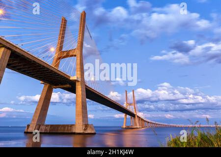 Lissabon Portugal Brücke Ponte Vasco da Gama über Tejo Fluss Stadt Reisen Stockfoto