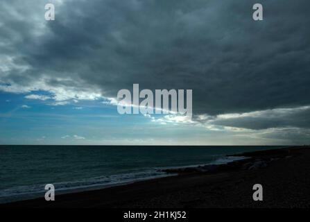 AJAXNETPHOTO. 2019. WORTHING, ENGLAND. - RUHE VOR DEM STURM - BRÜTENDE TIEFE STRATUS-WOLKE SCHWEBT ÜBER BEDROHLICHEN DUNKLEN MEER MIT BLICK ÜBER DEN KANAL. FOTO: JONATHAN EASTLAND/AJAXREF:GR191510 9641 Stockfoto