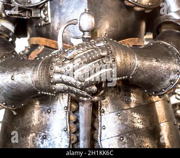 Detail einer mittelalterlichen Ritterrüstung - 15. Jahrhundert. Konzept für Sicherheit, Sicherheit und Schutz. Stockfoto