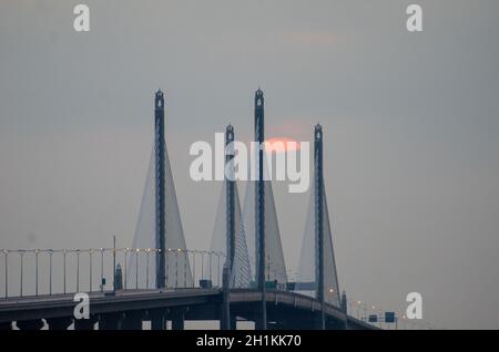 Sonnenaufgang an der Hauptspannweite der zweiten Brücke von Penang. Stockfoto