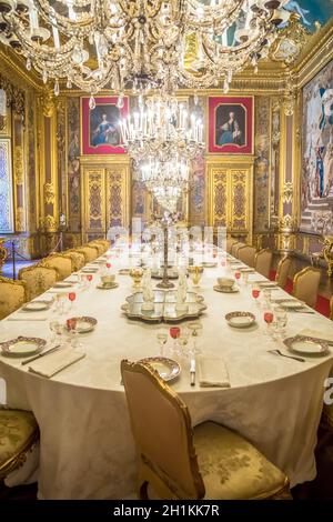 VENARIA REALE, ITALIEN - CA. AUGUST 2020: Luxuriöser Speisesaal im Barockstil mit Galadinner-Tisch-Setting Stockfoto