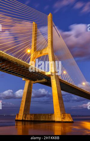 Lissabon Portugal Brücke Ponte Vasco da Gama über Tejo Fluss Stadt Reise Porträt Format Reisen Stockfoto