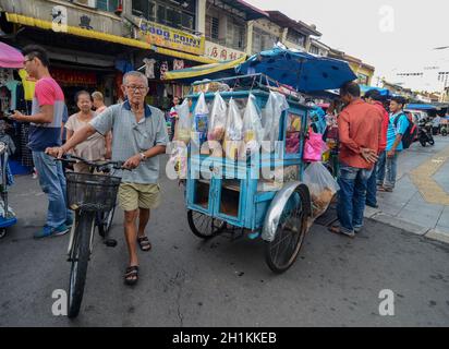 Georgetown, Penang/Malaysia - Jun 18 2016: Brotverkäufer mit Rikscha auf der Straße. Stockfoto