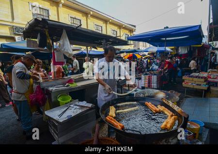 Georgetown, Penang/Malaysia - Jun 18 2016: Hawker kocht frittierten Teig auf dem nassen Markt. Stockfoto