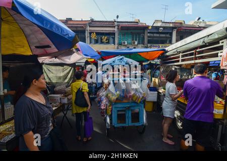 Georgetown, Penang/Malaysia - Jun 18 2016: Blauer Trishaw mit Bäckerei und Benggali Roti Brotverkäufer auf der Straße. Stockfoto