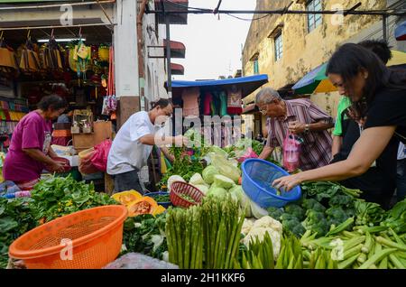 Georgetown, Penang/Malaysia - Jun 18 2016: Menschen kaufen auf dem nassen Markt. Stockfoto