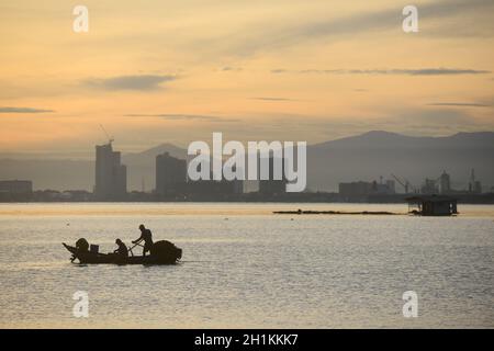 Georgetown, Penang/Malaysia - Jun 18 2016: Zwei Fischer rudern das Boot auf See in der Nähe der Straße von Malacca. Stockfoto