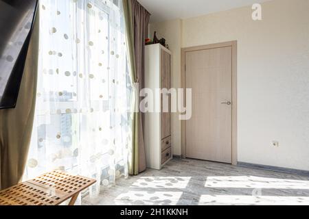 Anapa, Russland - 23. August 2020: Großes Buntglasfenster mit Tüll und Vorhängen im Inneren des Raumes Stockfoto