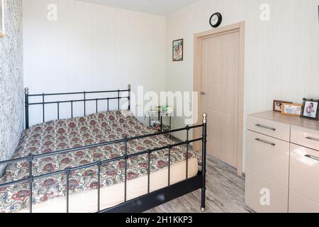 Anapa, Russland - 23. August 2020: Kleines Schlafzimmer mit einem üblichen gemütlichen Interieur Stockfoto