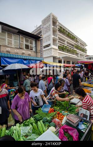 Georgetown, Penang/Malaysia - Aug 07 2016: Menschen aber Gemüse am Morgen Markt. Hintergrund ist Chowrasta Basar. Stockfoto