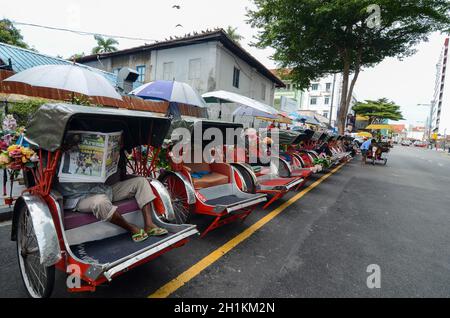 Georgetown, Penang/Malaysia - Aug 27 2016: Trishaw Fahrer Ruhe während der Wartezeit für Passagiere. Stockfoto