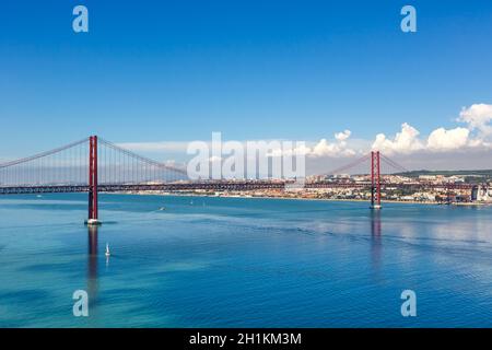 Lissabon Portugal Brücke Ponte 25 de Abril über Tejo Fluss Stadt reisen Stockfoto