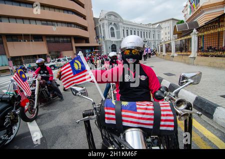 Georgetown, Penang/Malaysia - 31 2016. August: Motorradfahrer hängen die Malaysia-Flagge Stockfoto