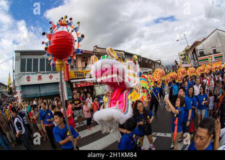 Georgetown, Penang/Malaysia - 09 2016. Oktober: Der längste Drachentanz in Malaysia wird auf der Straße aufgeführt. Stockfoto