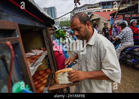 Bukit Mertajam, Penang/Malaysia - Okt 22 2016: Benggali Brotroti Verkäufer auf der Straße. Stockfoto