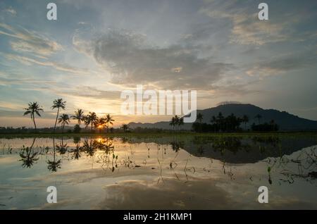 Bukit Mertajam, Penang/Malaysia - Apr 22 2017: Reflexion Bukit Mertajam Hügel im Wasser. Stockfoto