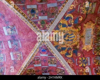 Padua, Italien - 19. September 2014: Mauer mit Flachreliefs im Palazzo Bo, dem historischen Gebäude der Universität Padova aus dem Jahr 1539, in Padua, Italien o Stockfoto