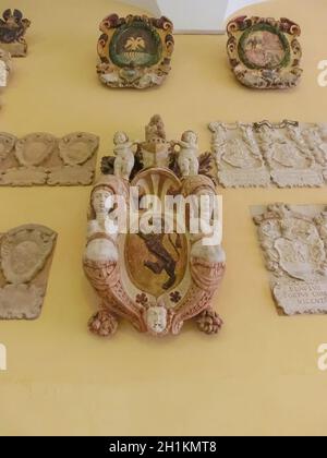 Padua, Italien - 19. September 2014: Mauer mit Flachreliefs im Palazzo Bo, dem historischen Gebäude der Universität Padova aus dem Jahr 1539, in Padua, Italien o Stockfoto