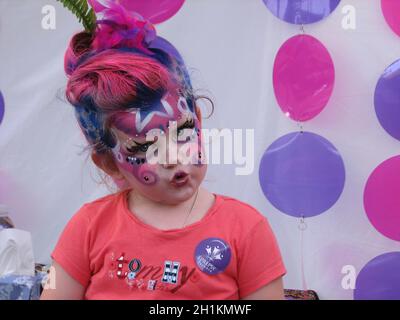 Gesichtsbemalung eines Mädchens auf dem Straßenfest Stockfoto