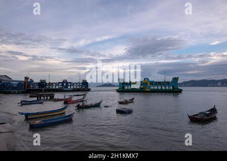 George Town, Penang/Malaysia - Jun 26 2017: Fähre kommt an Butterworth Steg. Stockfoto