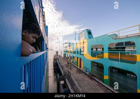 George Town, Penang/Malaysia - Jun 27 2017: Ein Junge betrachtet die Landschaft bei der Fähre. Stockfoto