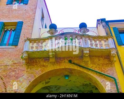 Schöner Balkon mit Blumen in Padua, Italien Stockfoto