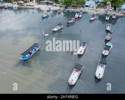 George Town, Penang/Malaysia - Mai 31 2019: Fischer parken die Boote in Rudern und Geh nach Hause. Stockfoto