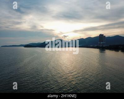 George Town, Penang/Malaysia - Mai 23 2019: Luftaufnahme Gertak Sanggul während der Sonnenuntergangszeit. Stockfoto