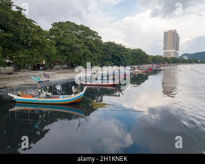 George Town, Penang/Malaysia - Mai 31 2019: Reflexion des Bootes bei Teluk Kumbar. Stockfoto