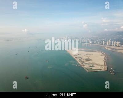 George Town, Penang/Malaysia - 21 2019. Mai: Rückgewinnung Land Gurney Wharf in trüben Morgen. Stockfoto