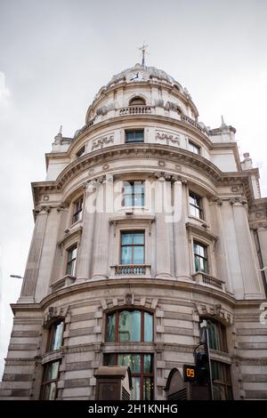 London, Großbritannien - 4. September 2019: Porträtansicht eines hohen europäischen Gebäudes mit klassischer Architektur und einem strahlend blauen Himmel als Hintergrund Stockfoto