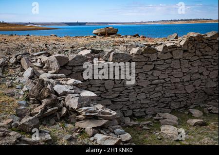 Reste einer Felswand in der Pionierstadt Red Bank, Kalifornien. Ruinen aus der Stadt wurden im Folsom Lake aufgrund der aktuellen Dürre des Staates freigelegt Stockfoto