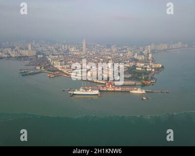 George Town, Penang/Malaysia - Nov 15 2019: Luftaufnahme Georgetown in nebligen Tag. Stockfoto