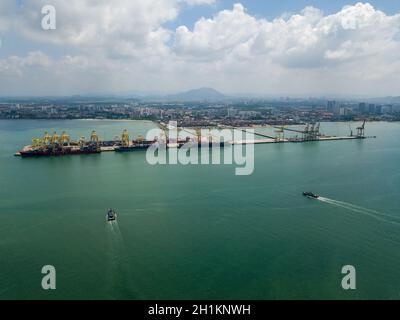 George Town, Penang/Malaysia - Nov 20 2019: Schlepper bewegen sich in Richtung Containerterminal. Stockfoto