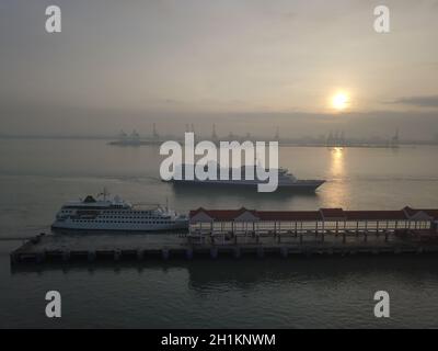 George Town, Penang/Malaysia - Nov 15 2019: Luftfahrtschiff Ankunft Port Swettenham am Morgen. Stockfoto