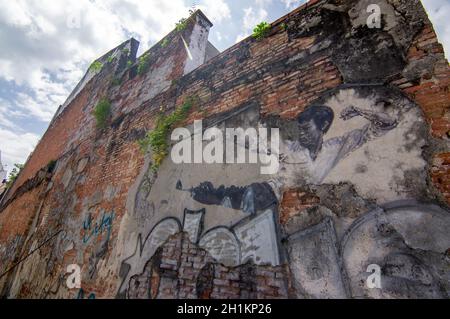 George Town, Penang/Malaysia - Nov 11 2019: Wandbild Bruce Lee tritt mit Bein auf die Straße. Stockfoto