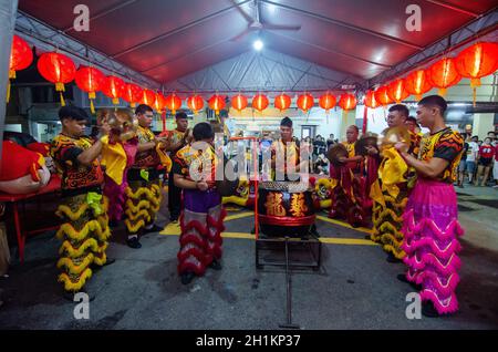 Georgetown, Penang/Malaysia - Jan 24 2020: Lion Dance Drummer Beat Drum. Stockfoto