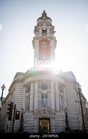 London, Großbritannien - 30. September 2020: Porträtansicht der Vorderseite des Rathauses von Lambeth und seines Uhrturms, der die Sonne überschattet Stockfoto