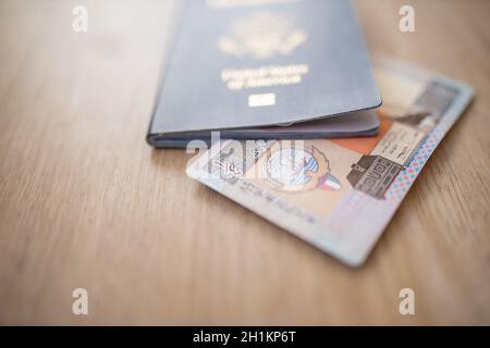 Bild eines Kuwait Quarter Dinar teilweise - mit der Nummer 1-Viertel auf Arabisch - teilweise in einem verschwommenen United States of America Passport Stockfoto