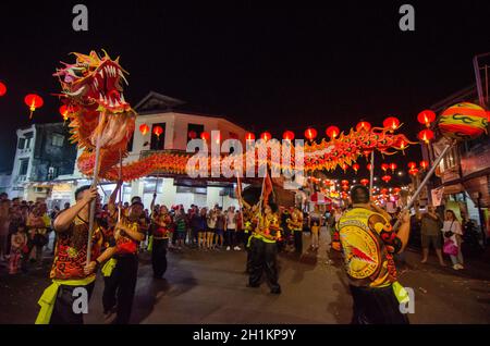 Georgetown, Penang/Malaysia - Jan 24 2020: Drachentanz auf der Straße während des chinesischen Neujahrstanzes. Stockfoto