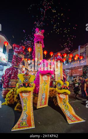 Georgetown, Penang/Malaysia - Jan 24 2020: Löwentanz-Performance mit Banner Wish Viel Glück. Stockfoto