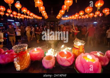 Georgetown, Penang/Malaysia - Jan 24 2020: Menschen beten mit Joss Stock und Kerze. Stockfoto